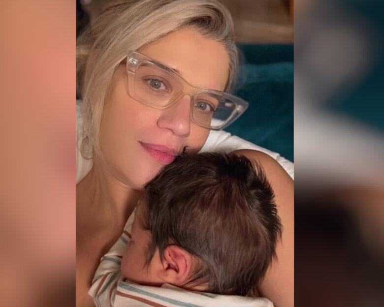 Τζένη Θεωνά: Η νέα selfie που δημοσίευσε η ηθοποιός με τον ενός μήνα γιο της στην αγκαλιά της