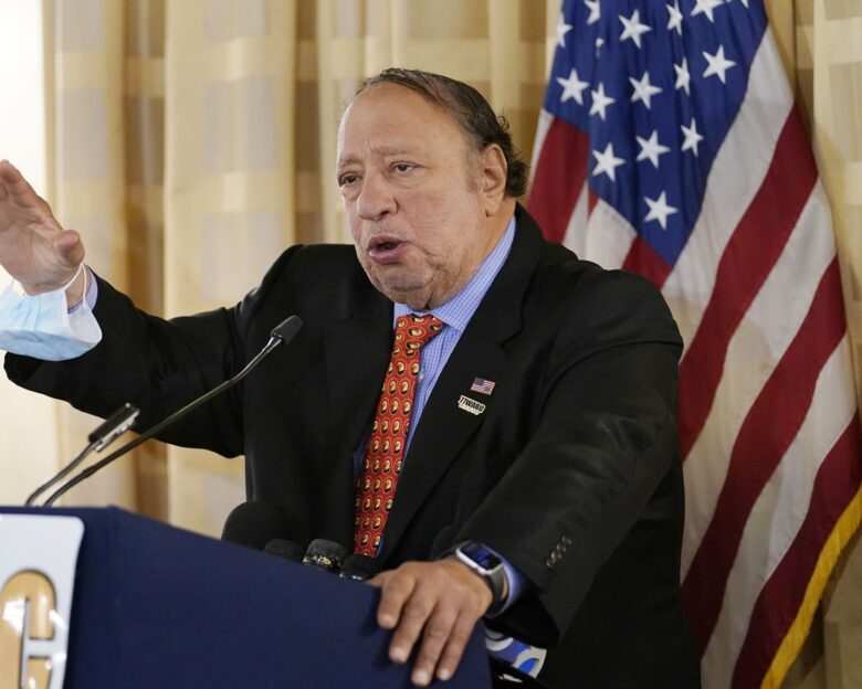 Έξαλλος ο Τζον Κατσιματίδης με τον Ζοχράν Μαμντάνι: «Δεν δίνω δεκάρα για τα παντοπωλεία»