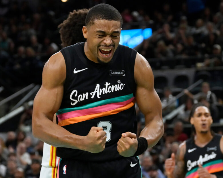 Αποτελέσματα NBA: Οι Σπερς κέρδισαν τους Χοκς χωρίς τον Γουεμπανιάμα και οι Γκρίζλις διέλυσαν τους Κινγκς