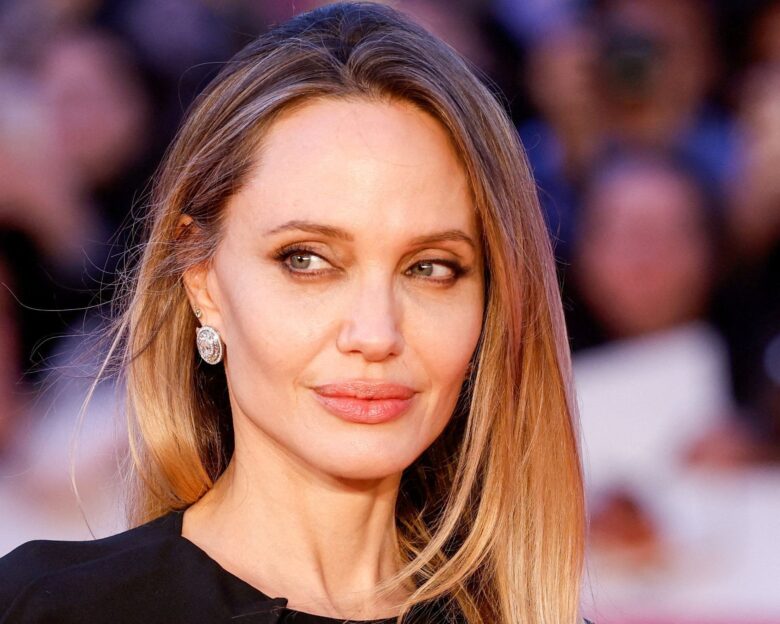 Politico: Απρόοπτο με την επίσκεψη της Αντζελίνα Τζολί στη Χερσώνα – Στρατολογήθηκε ο οδηγός της