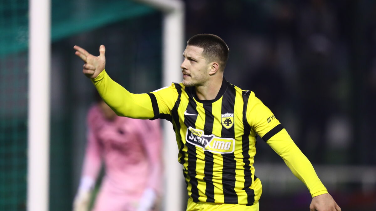 Ο Γιόβιτς δείχνει τα... τρία δάχτυλα μετά το τρίτο του γκολ κόντρα στον Παναθηναϊκό (ΜΑΡΚΟΣ ΧΟΥΖΟΥΡΗΣ