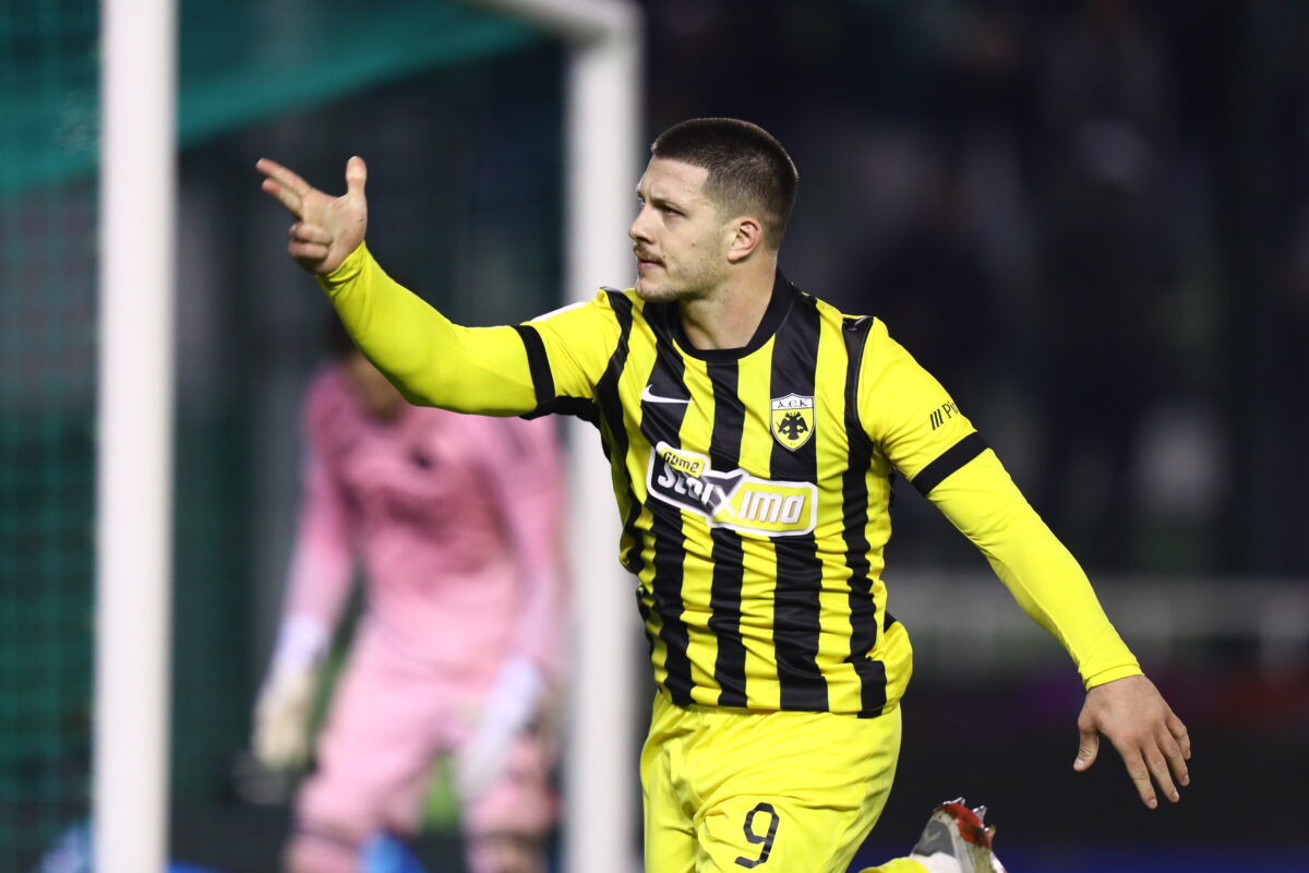 Ο Γιόβιτς δείχνει τα... τρία δάχτυλα μετά το τρίτο του γκολ κόντρα στον Παναθηναϊκό (ΜΑΡΚΟΣ ΧΟΥΖΟΥΡΗΣ