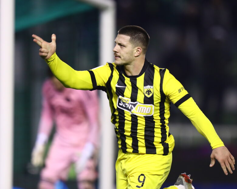 Παναθηναϊκός – ΑΕΚ 2-3: Σπουδαίο διπλό για την Ένωση με χατ-τρικ του Γιόβιτς, μετά από «τρελό» ντέρμπι στη Λεωφόρο