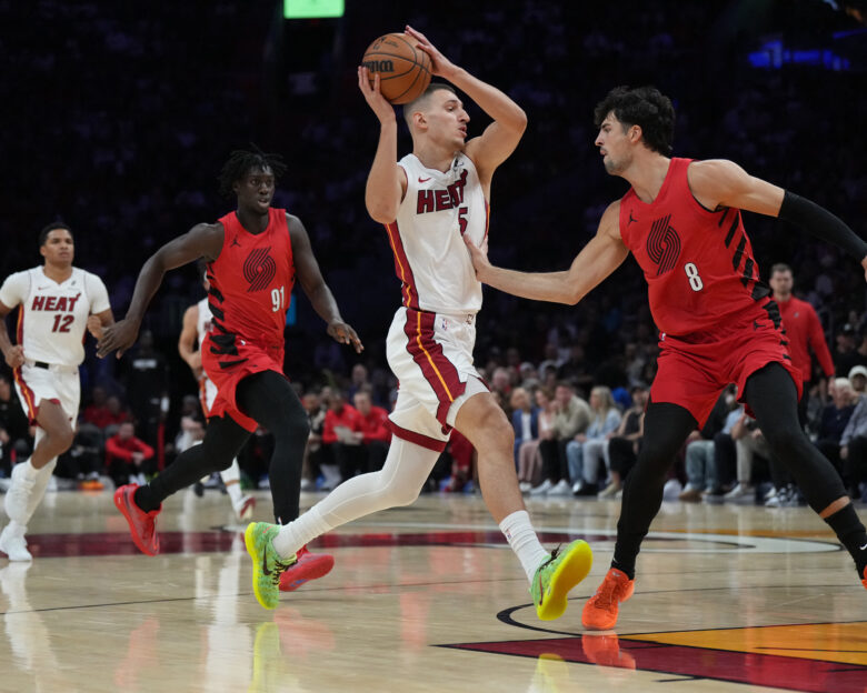 Αποτελέσματα NBA: Νίκη για τους Μαϊάμι Χιτ με φοβερό Γιόβιτς, ασταμάτητοι οι Σαν Αντόνιο Σπερς του Γουενμπανιάμα