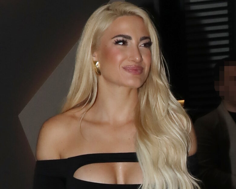 Η Ιωάννα Τούνη στην Αθήνα μετά τη νέα αναβολή της δίκης του revenge porn