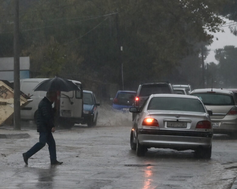 Κακοκαιρία Adel: Ισχυρά φαινόμενα στην Αττική ως το μεσημέρι, παραμένει η «κόκκινη» προειδοποίηση – Επικαιροποιήθηκε το έκτακτο δελτίο της ΕΜΥ