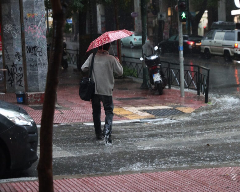 Καιρός σήμερα: Βροχές και καταιγίδες «χτυπούν» Ιόνιο και Ήπειρο – Έως 7 μποφόρ οι άνεμοι στο Αιγαίο