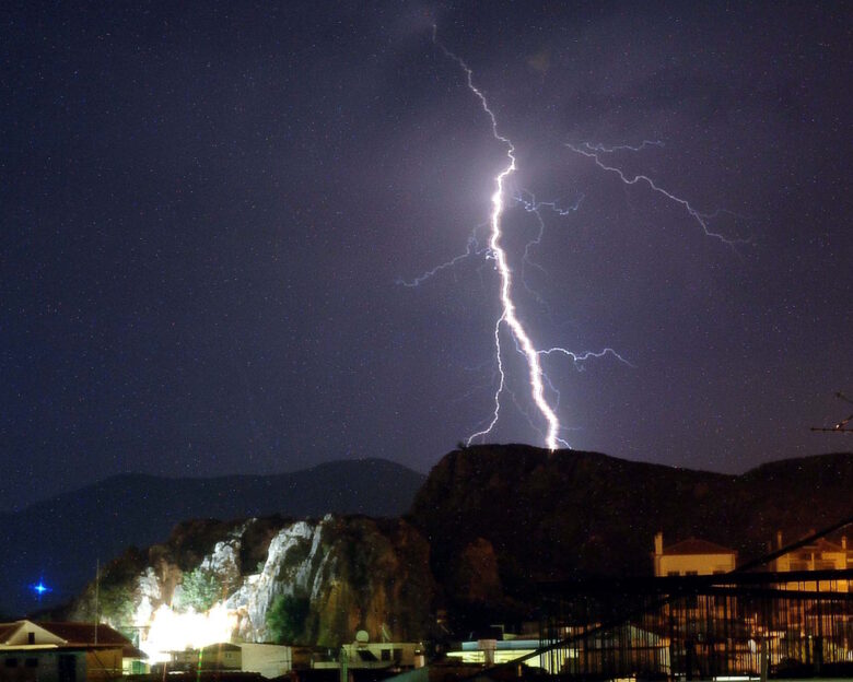 Καιρός: Συναγερμός για έντονα φαινόμενα με καταιγίδες, κεραυνούς και χαλάζι την Πέμπτη – Οι 12 περιοχές που θα βρεθούν στο διάβα της Adel