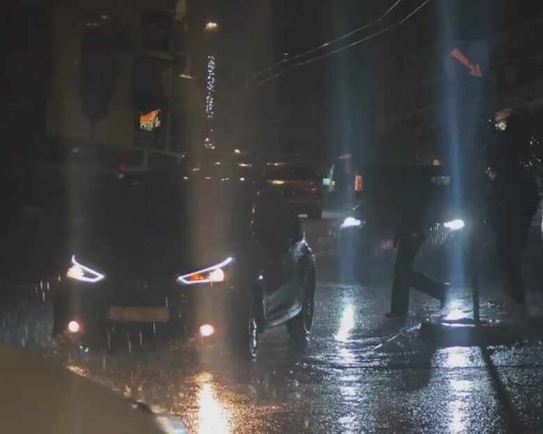 Καιρός: Σφοδρή νεροποντή στην Αττική με κεραυνούς και βροντές