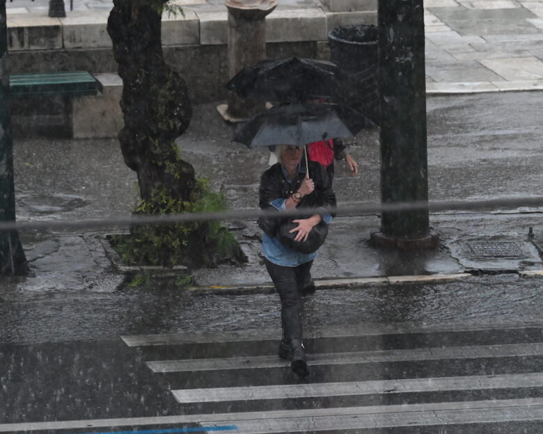 Καιρός σήμερα: Συνεχίζουν οι ισχυρές καταιγίδες στα δυτικά  – Τοπικές βροχές σε πολλές περιοχές της χώρας