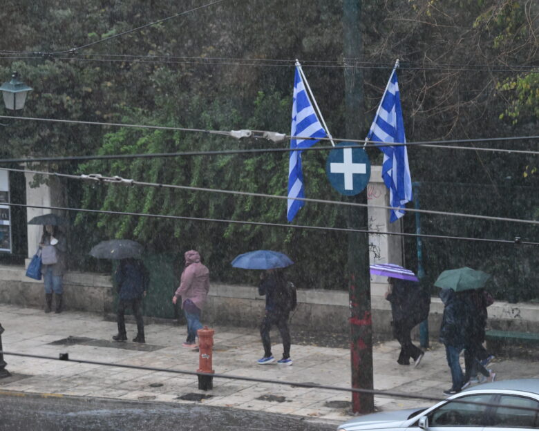 Καιρός αύριο: Τοπικές βροχές, νεφώσεις και πτώση της θερμοκρασίας που δεν ξεπερνά τους 22 βαθμούς