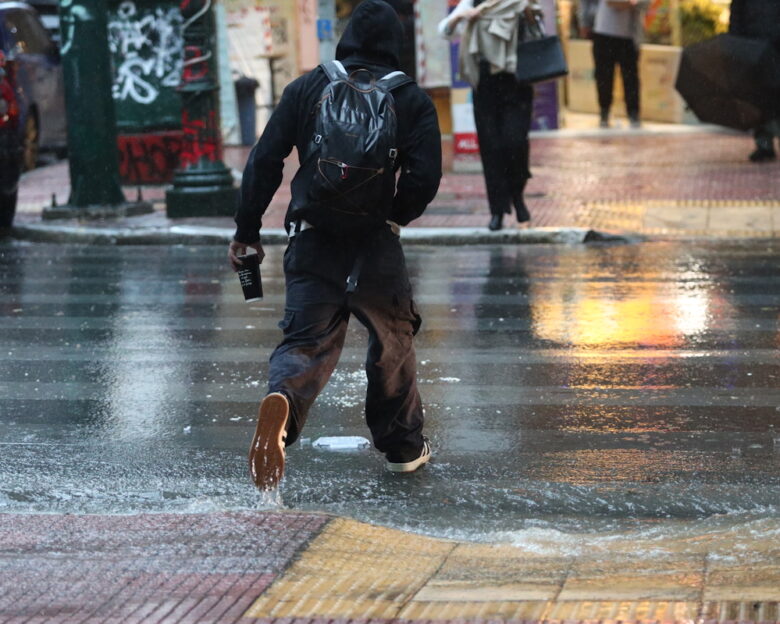 Καιρός σήμερα: Έντονα φαινόμενα σε Ιόνιο και Ήπειρο – Συννεφιά σε Αττική και Θεσσαλονίκη