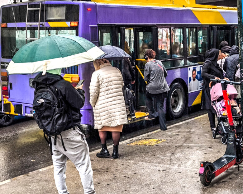 Καιρός: Ισχυρές βροχές και καταιγίδες σαρώνουν Σποράδες, ανατολική Θεσσαλία και Εύβοια – Νύχτα κεραυνών στην Αττική
