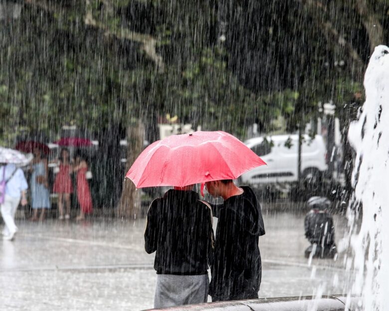 Καιρός: «Επικίνδυνες βροχές και μεγάλος όγκος νερού» – Έρχονται διαδοχικά κύματα κακοκαιρίας