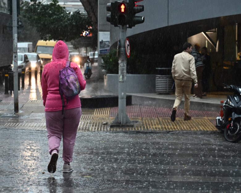 Καιρός σήμερα: Καταιγίδες σε Ιόνιο, Ήπειρο και Αιτωλοακαρνανία – Έως 8 μποφόρ θα πνέουν οι άνεμοι στο Αιγαίο