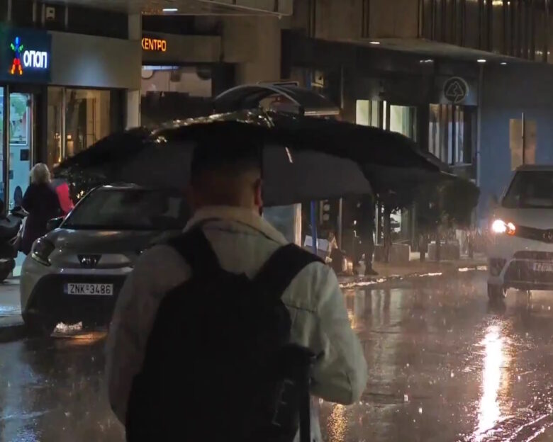 Κακοκαιρία Adel: Καταρρακτώδης βροχή στην Αττική – Στο «κόκκινο» οι δρόμοι της Αθήνας