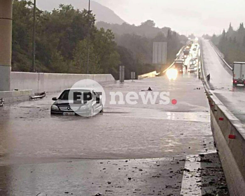 Στο μάτι της κακοκαιρίας Αρκαδία και Μεσσηνία: Πλημμύρισαν δρόμοι, εγκλωβίστηκαν οδηγοί
