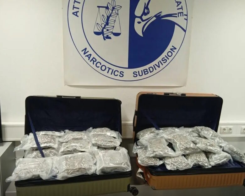 Πιάστηκαν με 44 κιλά κάνναβη στο «Ελευθέριος Βενιζέλος» – Φωτογραφίες από τα ναρκωτικά