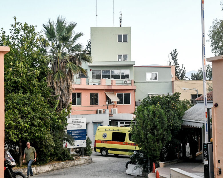 Αχαΐα: Αγκαλιά έπεσαν από τα 2 μέτρα ο 25χρονος με τον 3χρονο που σκοτώθηκε – Από ανακοπή ξεψύχησε το παιδί