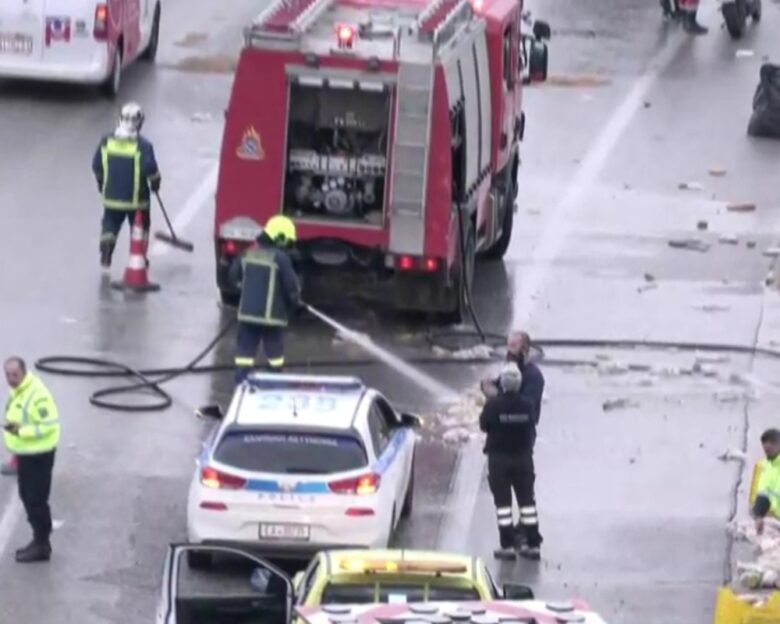 Θεσσαλονίκη: Καραμπόλα 3 φορτηγών στον περιφερειακό – Γέμισε ο δρόμος ψωμιά