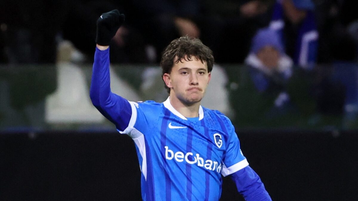 Ο Κωνσταντίνος Καρέτσας πανηγυρίζει το γκολ του με την Γκενκ