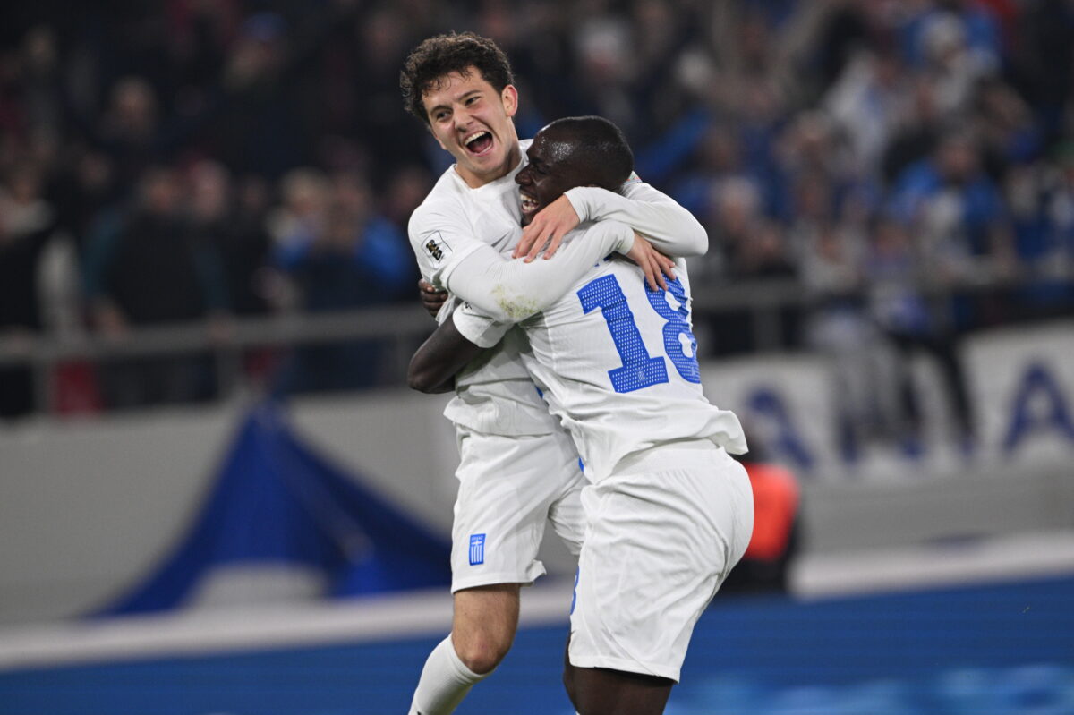 Ο Καρέτσας πανηγυρίζει με τον Τετέι για την Εθνική (ΑΝΤΩΝΗΣ ΝΙΚΟΛΟΠΟΥΛΟΣ