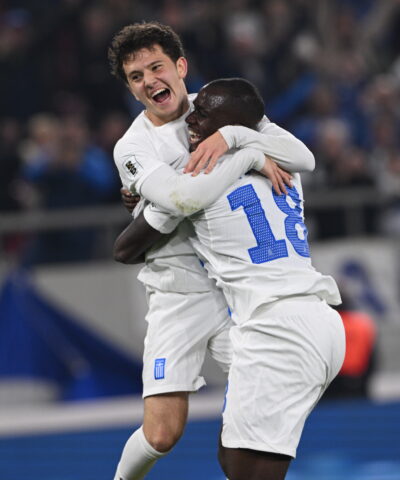 Ο Καρέτσας πανηγυρίζει με τον Τετέι για την Εθνική (ΑΝΤΩΝΗΣ ΝΙΚΟΛΟΠΟΥΛΟΣ