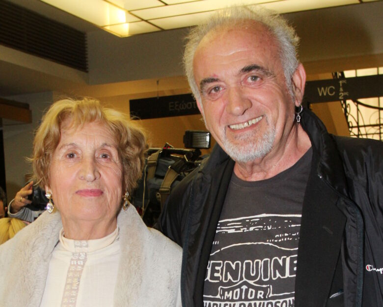 Νίκος Καρβέλας: Αυτός είναι ο μεγαλύτερος αδερφός του – Η σπάνια εμφάνιση και η άγνωστη ζωή του