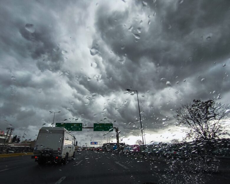 Ο καιρός μπαίνει σε χειμωνιάτικους ρυθμούς: Πτώση θερμοκρασίας, βροχές, καταιγίδες και χιόνια τις επόμενες μέρες