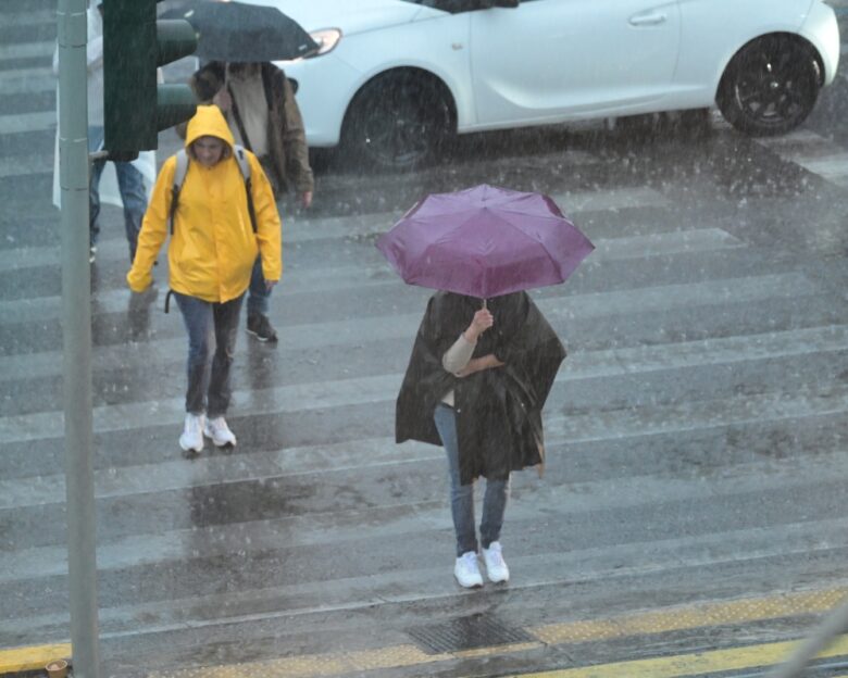 Καιρός: Βροχές και καταιγίδες από την Τρίτη – Έκτακτο δελτίο από την ΕΜΥ