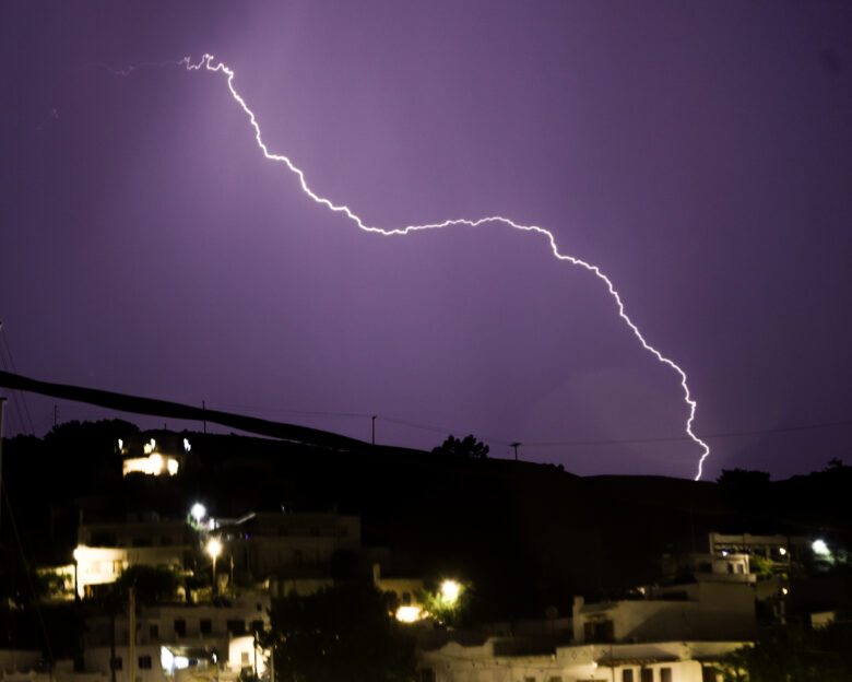 Η κακοκαιρία Adel έφερε στην Αττική εκατοντάδες αστραπές και κεραυνούς: Εξασθενούν τα φαινόμενα από το απόγευμα του Σαββάτου