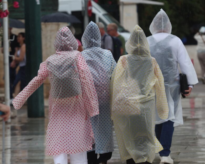 Καιρός: «Πυρήνας» βροχοπτώσεων χτυπά τη βόρεια Εύβοια – Μπαράζ κεραυνών και μεγάλα ύψη βροχής σε 9 περιοχές