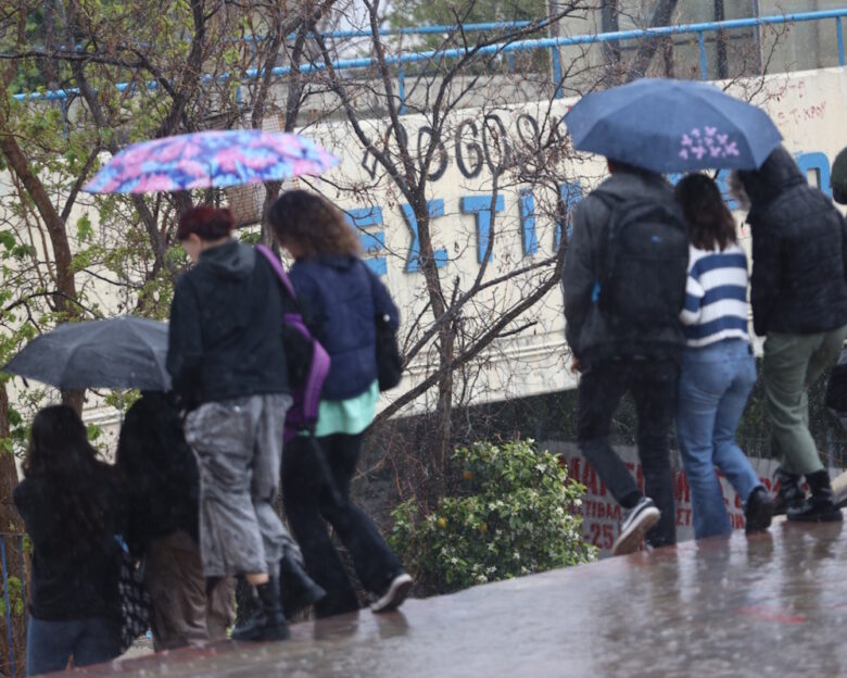 Καιρός: Σποραδικές καταιγίδες και βροχές μεγάλης έντασης τις επόμενες ώρες στην Αττική – «Προσοχή στις μετακινήσεις σας»