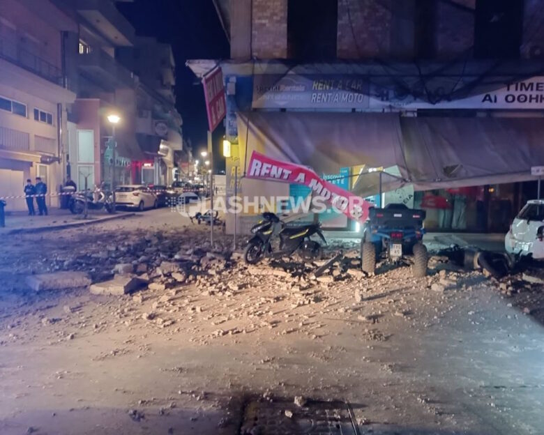 Φόβος στα Χανιά: Μπαλκόνι 4ου ορόφου κατέρρευσε στη μέση του δρόμου – Διασκορπίστηκαν παντού συντρίμμια από τσιμέντο