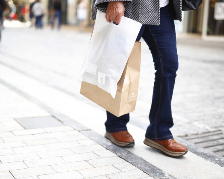 Τι ώρα ανοίγουν αύριο Κυριακή τα καταστήματα – Ποια σούπερ μάρκετ θα είναι ανοιχτά