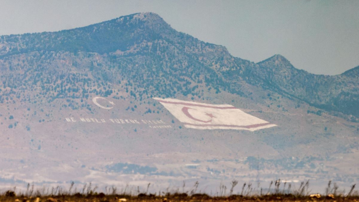 Η τουρκοκυπριακή σημαία στον Πενταδάκτυλο