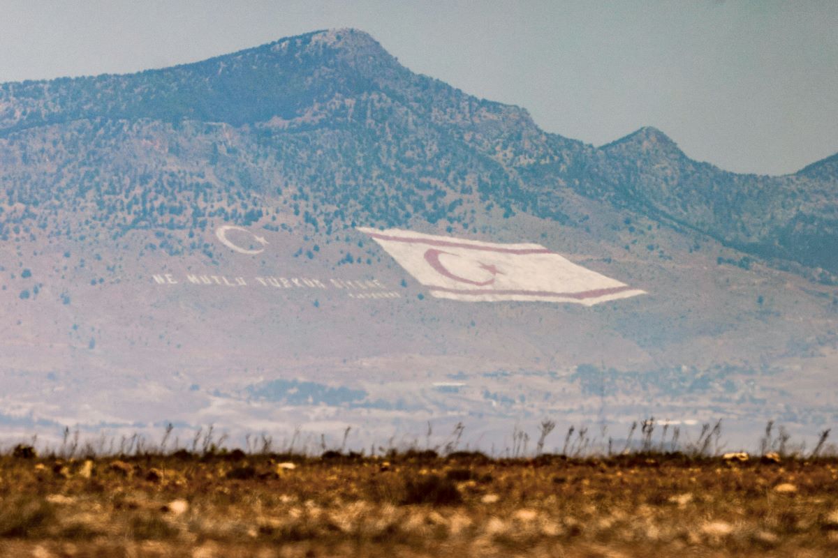 Η τουρκοκυπριακή σημαία στον Πενταδάκτυλο