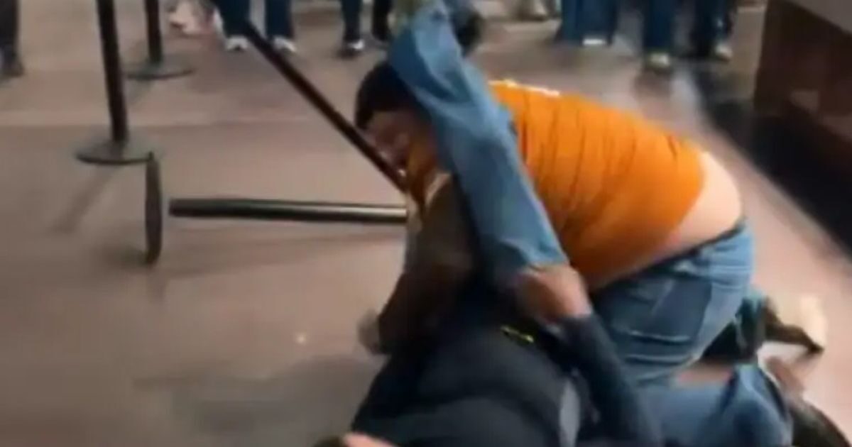 USA: They made a store “ring” for the row in the toilets – Customers started punching and kicking