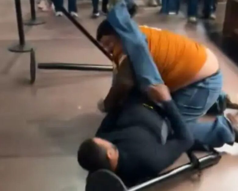 ΗΠΑ: Μετέτρεψαν κατάστημα σε «ρινγκ» για τη σειρά στις τουαλέτες – Πελάτες άρχισαν τις μπουνιές και τις κλωτσιές