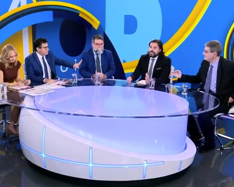 Χάος σε εκπομπή με Χρήστο Γιανούλη και Πέτρο Παππά: «Είσαι σαλτιμπάγκος» – «Παρακαλάτε στα 4 τον Τσίπρα να σας πάρει»