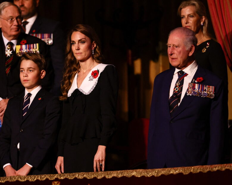 Ηνωμένο Βασίλειο: Εκθαμβωτική η Κέιτ Μίντλετον πλάι στον γιό της, πρίγκιπα Τζορτζ, και τον βασιλιά Κάρολο στην Τελετή Μνήμης