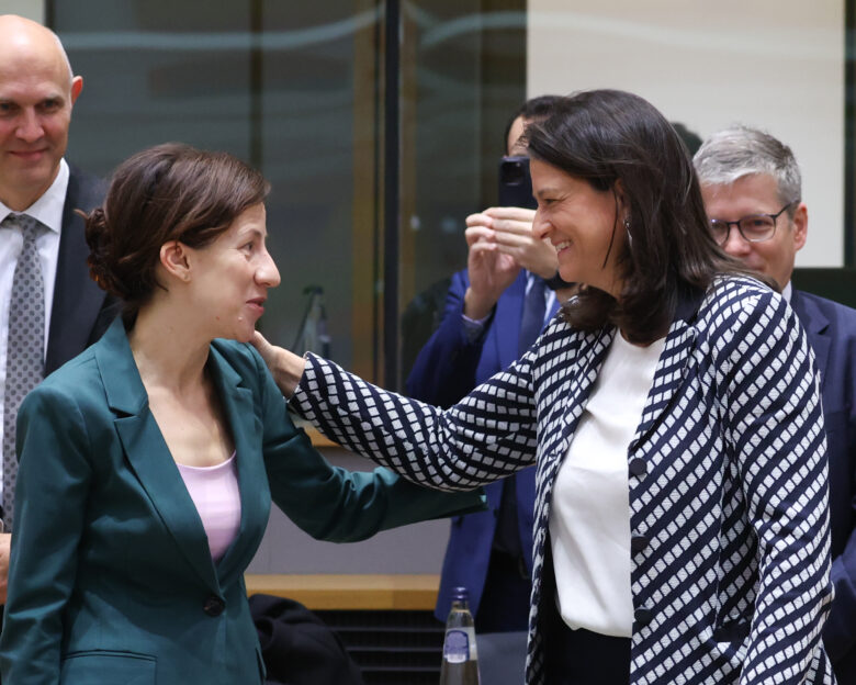 Στις Βρυξέλλες η Κεραμέως – Ενημερώνει ευρωπαϊκό συμβούλιο και Κομισιόν για την κοινωνικής συμφωνία κυβέρνησης και κοινωνικών εταίρων