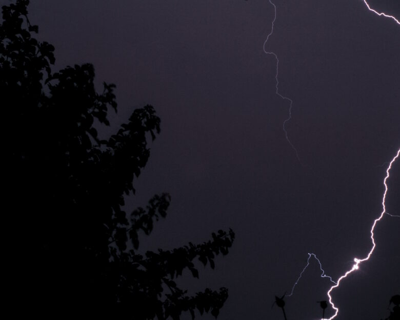 Καιρός – Ήπειρος: Καταρρακτώδεις βροχές και δυνατοί άνεμοι, κεραυνός άνοιξε τρύπα σε στέγη πολυκατοικίας