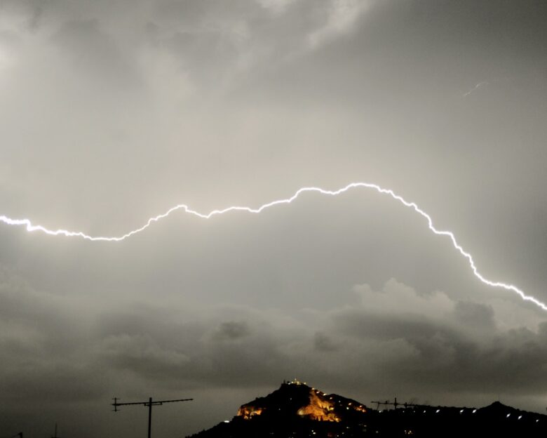 Καιρός: 58.000 κεραυνοί έπεσαν στην Ελλάδα την ώρα της κακοκαιρίας – Πού θα «χτυπήσουν» οι καταιγίδες τις επόμενες ώρες