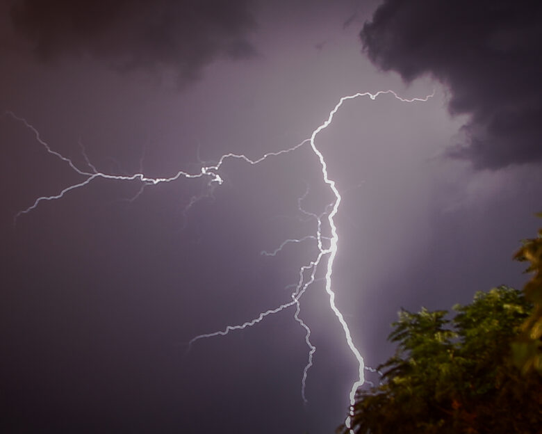 Μεσολόγγι: Kεραυνός έπεσε σε στρατόπεδο, προληπτικά τέσσερις στο νοσοκομείο – Διαψεύδει το ΓΕΣ