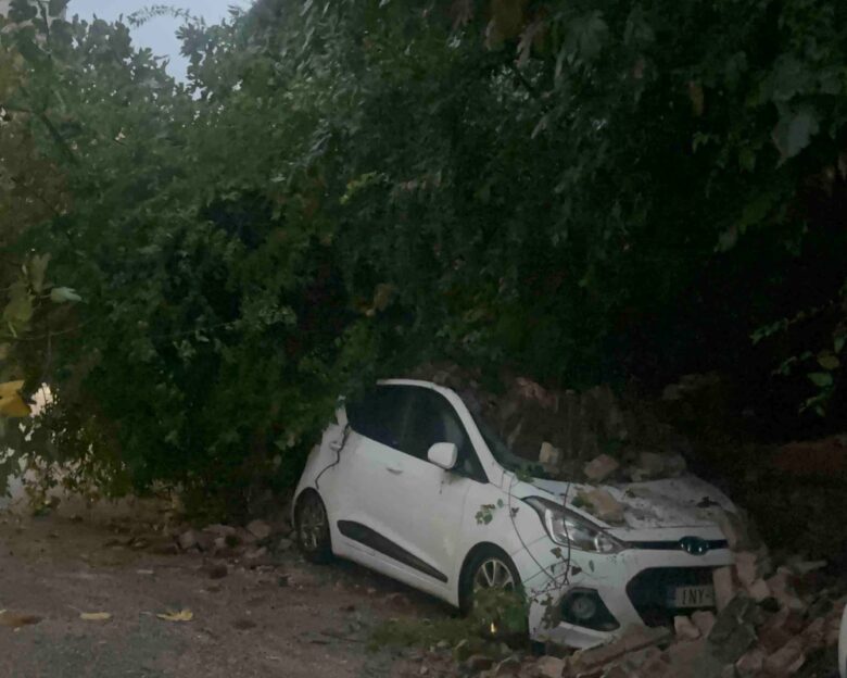 Καταιγίδα «χτυπά την Κέρκυρα»: Κατέρρευσε τοιχίο και καταπλάκωσε αυτοκίνητα