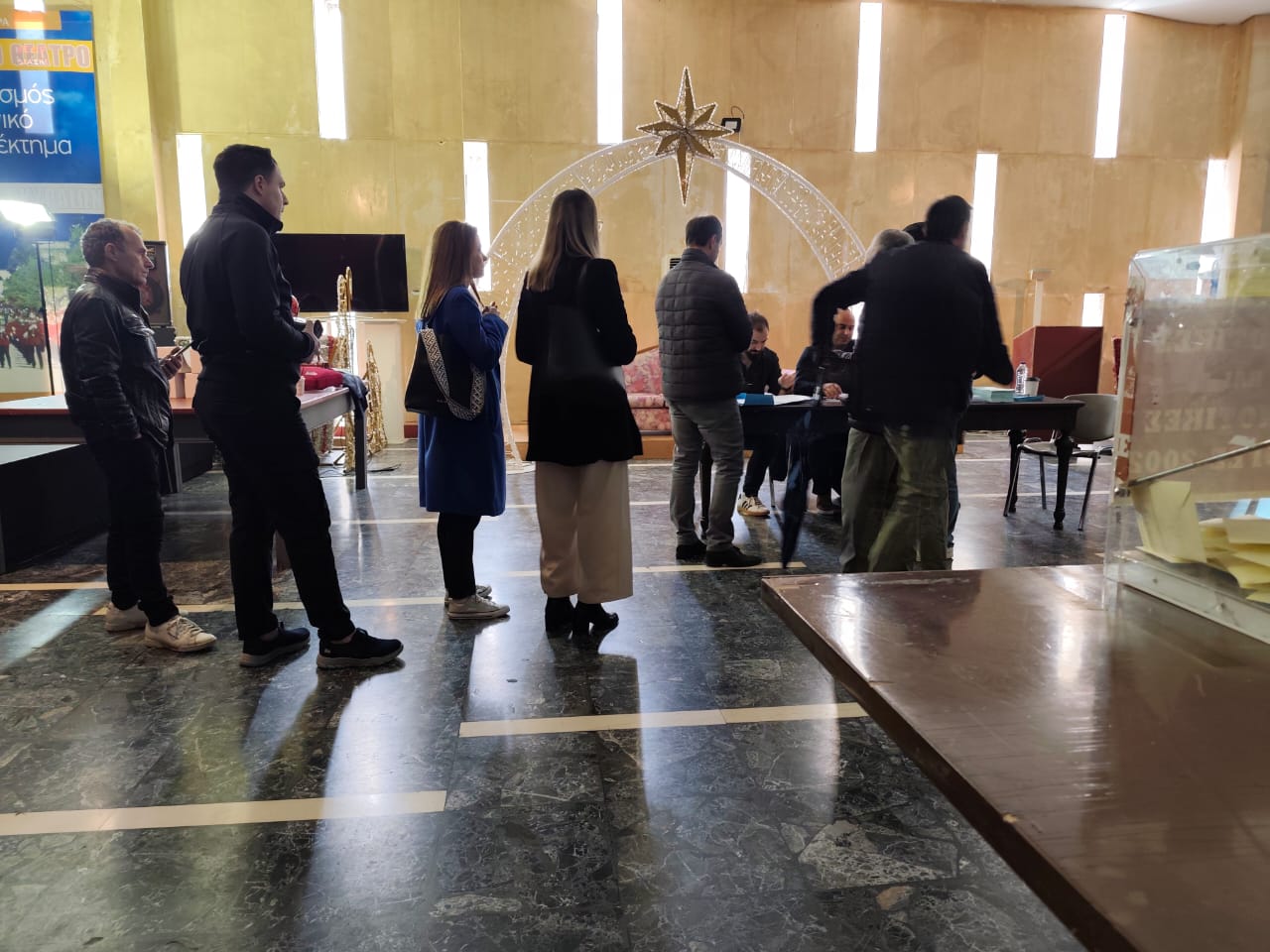 Εκλογείς της ΝΔ μπροστά από ένα εκλογικό κέντρο στην Κέρκυρα