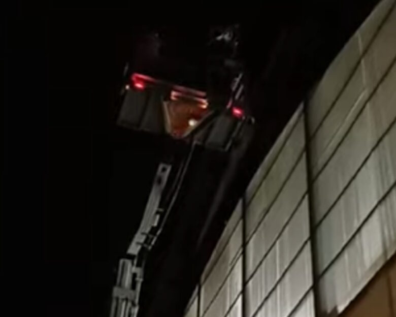 Καιρός – Κέρκυρα: Ξεκόλλησε κομμάτι πλεξιγκλάς από την οροφή κολυμβητηρίου την ώρα του αγώνα λόγω Adel