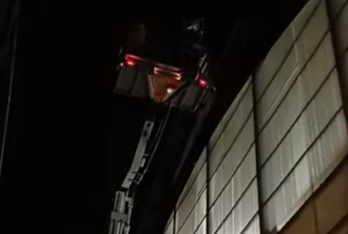 Αποκόλληση πλεξιγκλάς από την οροφή κολυμβητηρίου στην Κέρκυρα