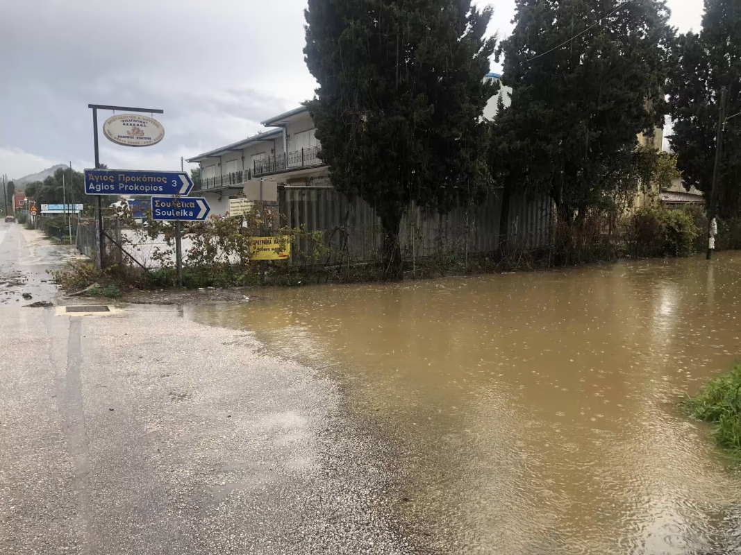 Οι πλημμυρισμένοι δρόμοι στην Κέρκυρα